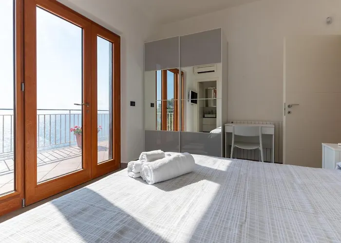 In Con Accesso Al Mare, Vista Mozzafiato Apartment *